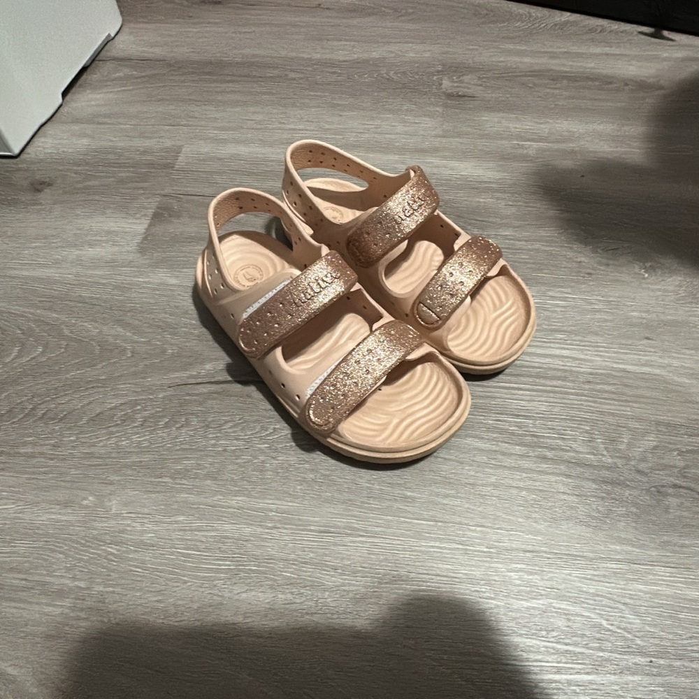 Native Kids Sandals in Glittery Pink